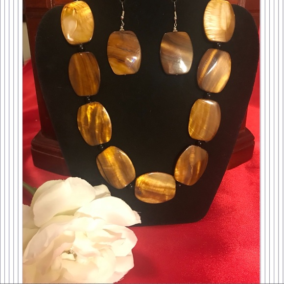 Jewelry - ❤️2️⃣for2️⃣6️⃣ Necklace & Matching Earrings - EUC